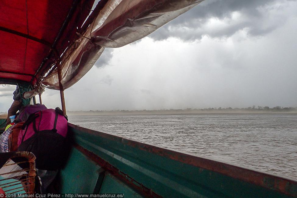 Tormenta de viento en el río Marañón.